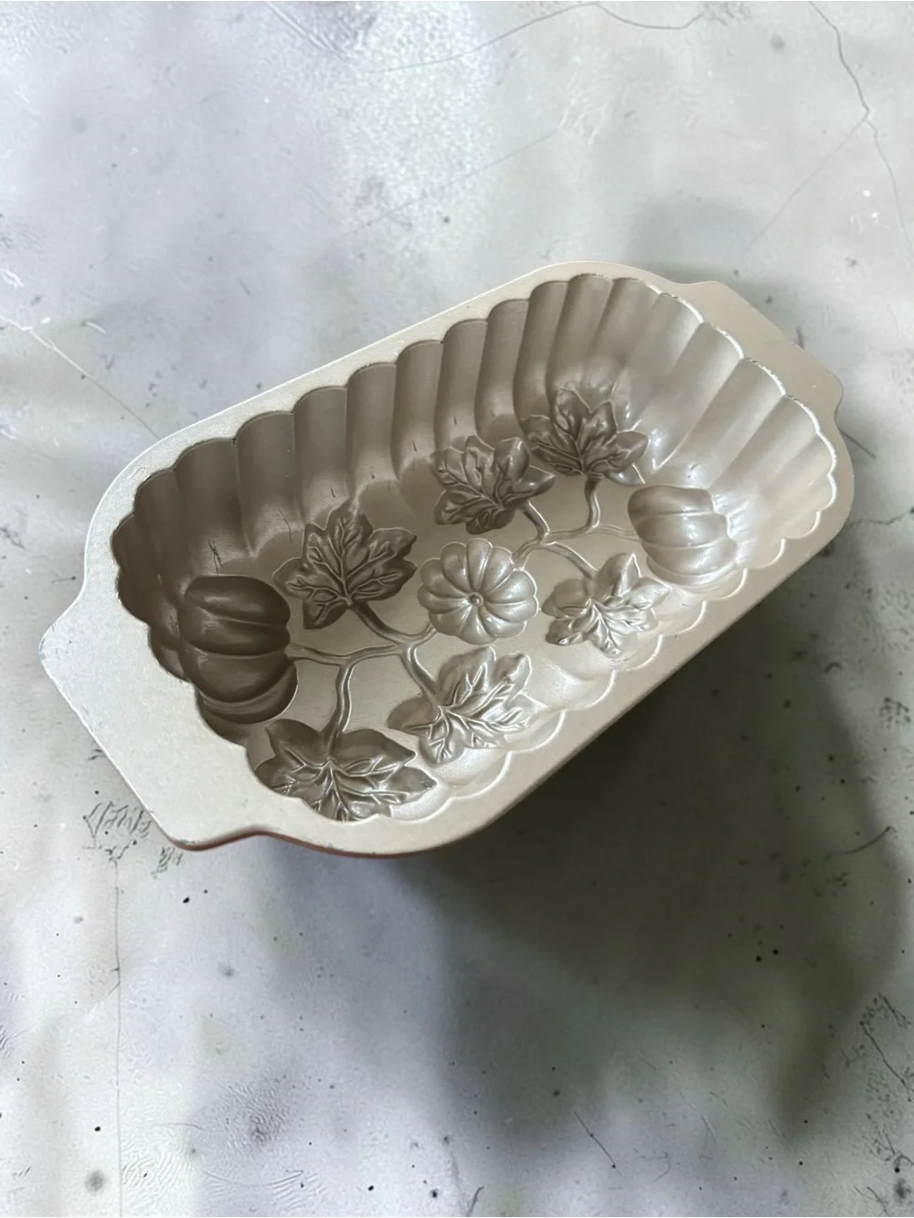 Nordic Ware Cast Aluminum 6-Cup Baking Pumpkins Patch Loaf Pan Baking Excellent